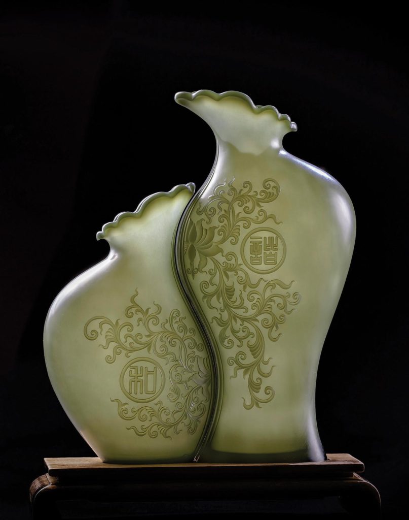 Two paper thin vases carved by 茹月峰 [Ru Yuefeng]; 20 cm high with a combined weight of only 100 g.