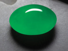 Jade ‒ A Lifetime in Search of Heaven “Imperial Jade” from Myanmar. Specimen: Kiarttichatra Intarungsee. (Photo: Wimon Manorotkul/Lotus Gemology)