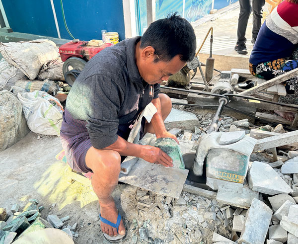 The cutting procedure was fundamentally sawing (where the chance of profit is decided), preforming, and then polishing. (Photo: Andrew Lucas. ©Guild Gemology Education)