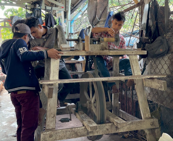 The Mandalay Jade Market still has traditional foot-
powered cutting wheels. (Photo: Andrew Lucas. 
©Guild Gemology Education)