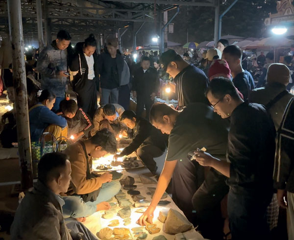 The early morning rough Jade Market is very busy. (Photo: Andrew Lucas. ©Guild Gemology Education)