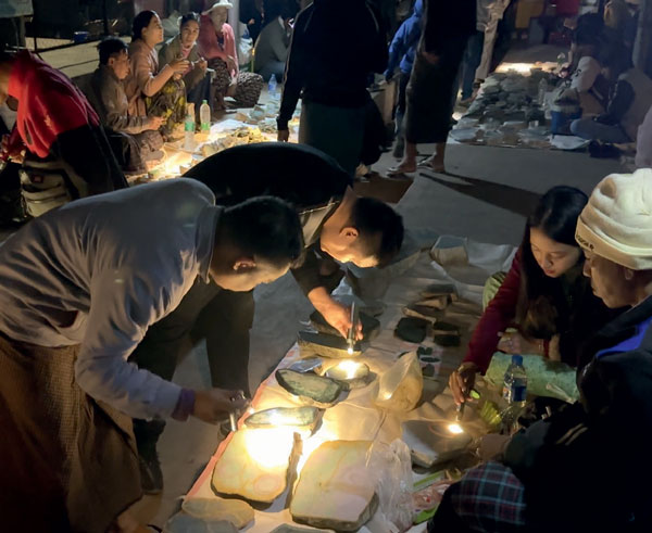 Sawn pieces with bangle outlines drawn on them were very common in the rough market. (Photo: Andrew Lucas. ©Guild Gemology Education)