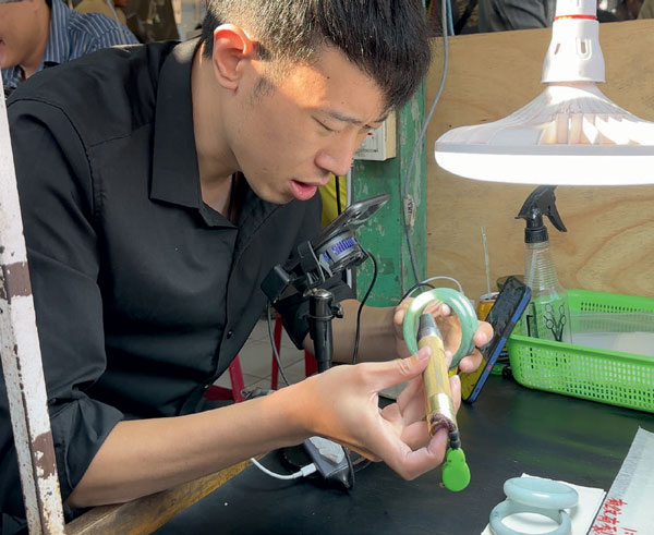 Detailed examination of bangle bracelets communicated and shown via live-streaming. Photo (Photo: Andrew Lucas. ©Guild Gemology Education)