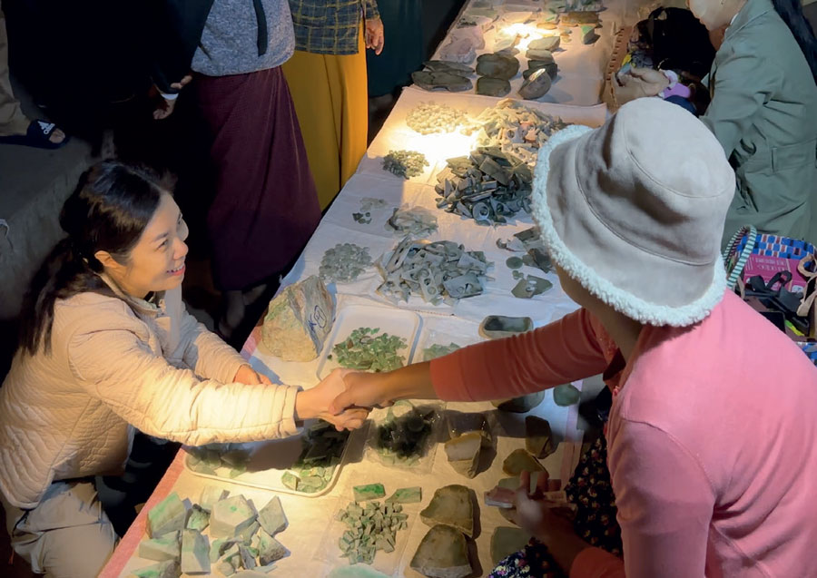 Ruby Liu buying market samples from a miner’s family member. (Photo: Andrew Lucas. ©Guild Gemology Education)