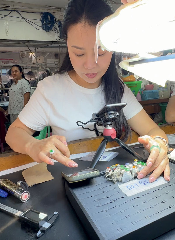 Talking price with her customers back in China. (Photo: Andrew Lucas. ©Guild Gemology Education)