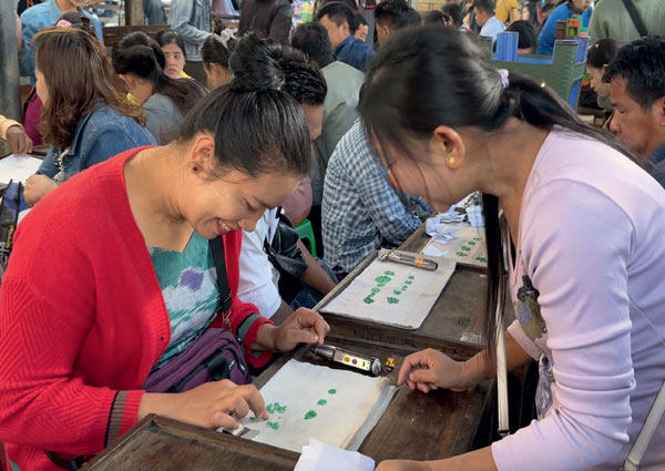 Traditional trading was also plentiful but seemed over-shadowed by the scale and intensity of the Chinese live streaming. (Photo: Andrew Lucas. ©Guild Gemology Education)