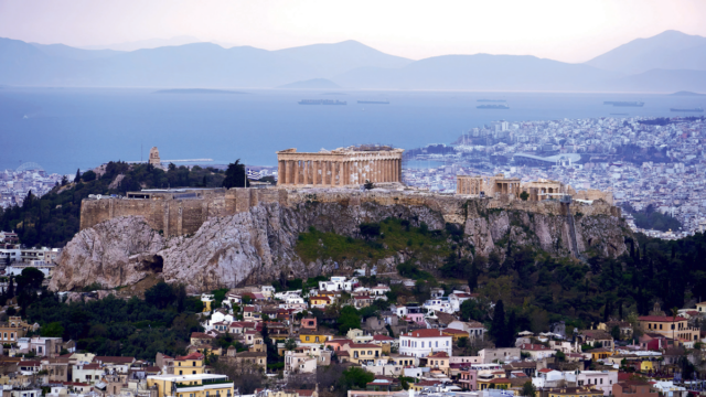 View of the Acropolis of Athens from Mt Lycabettus as well as the Saronic Gulf; in the distance, the Peloponnese. (Photo: George E. Koronaios, Wikimedia Commons, CC BY-SA 4.0.